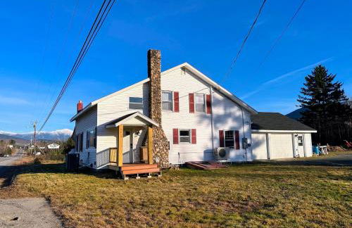 Renovated farmhouse on snowmobile trail with firepit & mountain views, 10 min from Bretton Woods! - Foto 2