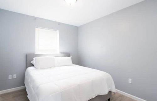 Gorgeous Waterfront 3 Bedroom, 1.5 Bathroom Unit. - Foto 24