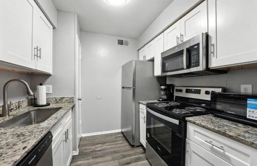 Budget-Friendly 2Bd Apartment I Free Parking - Photo 12