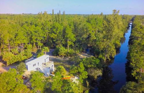 Upcycled Shipping Containers Transformed into a Glamping Home for a Unique Florida Vacation - Foto 32