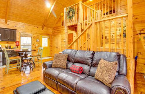 Hot Tub and Fire Pit Wooded Cabin Near DeSoto Park! - Foto 11