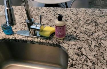 Near DT & CLE Clinic Queen Bed Wi-Fi Parking - Foto 6