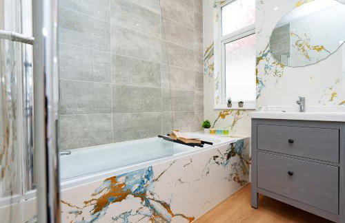 Stylish 3 Bedroom Sea View Apartment -Free Parking- Sleeps 9 - Photo 9