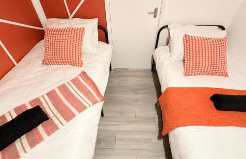 Spacious Luton Airport Accommodation - Perfect for Contractors, Families, Tourists & Long Stays - Foto 39