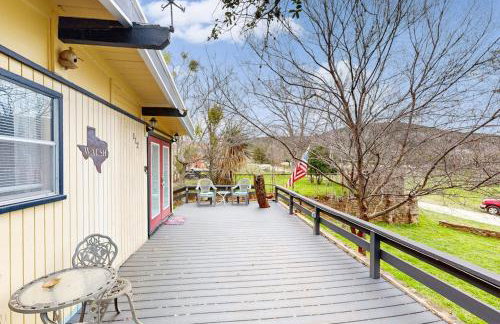 Cozy Dog-Friendly House Near Water with Enclosed Yard, Grill, & Equipped Kitchen - Photo 21