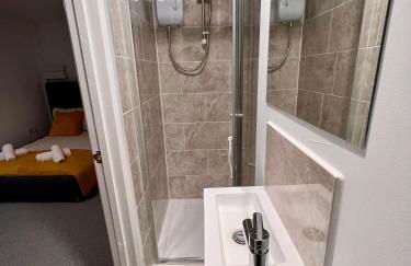 Superb modern flat in Northampton, parking &EV - Photo 9