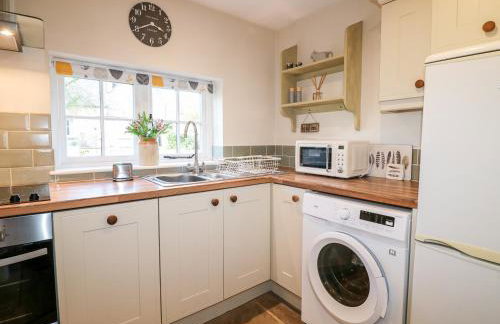 Manor Barn Cottage - Photo 15