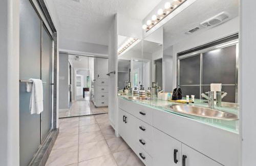 Waterfront oasis with private pool, game room, fire pit and volleyball court - Foto 40