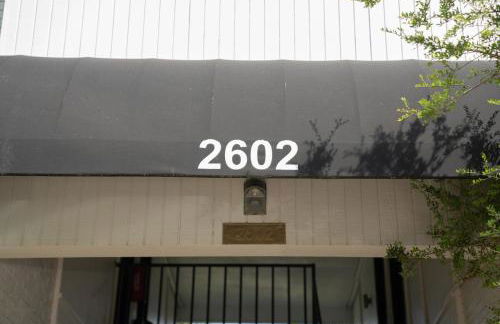 DT DFW Chic Free Parking and Pool In Medical District - Foto 27