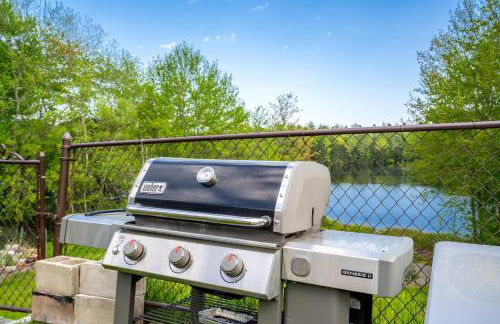 Maine Pondfront Home Sleeps 22 - Pool & Hot Tub - Photo 68