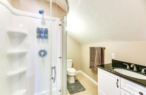 Large Yard with Pond Family Retreat in New Albany! - Foto 31