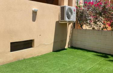 Bajo con jardín a pie de playa y piscina comunitaria con jacuzzi - Foto 31