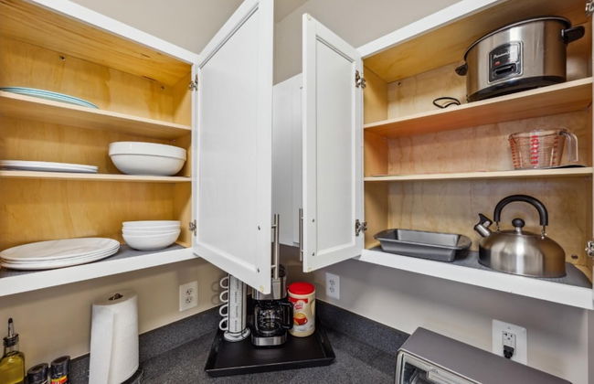 Stylish 1 BR Apartment w Movie Theater - Photo 14