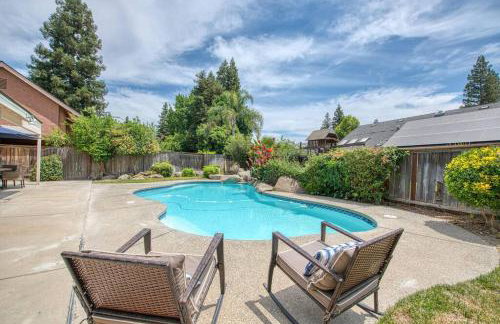 Stylish 3BR/2BA Retreat w/ Pool! Dream Getaway - Foto 15