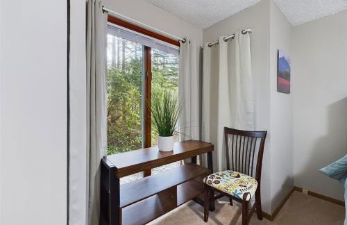 Updated Duplex with Mountain & Filtered Water View - Foto 29