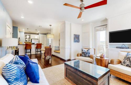Water-View Condo with Balcony, Smart TVs, Washer/Dryer and Pool - Foto 10