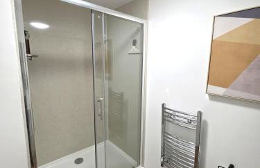 Modern One Bed Flat at Dawe Luxury Suites - An Entire Apartment near Ely Cathedral & Train Station - The Perfect Gateway to Explore Ely, Cambridge, Norfolk & London - Sleeps up to 4 - Photo 14