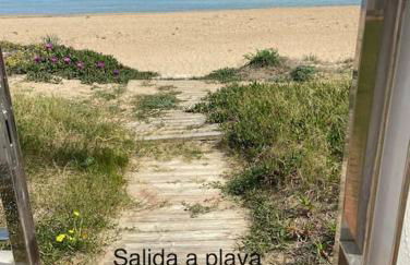 Apartamento en primera línea de playa con piscina y garaje gratuito - Foto 54