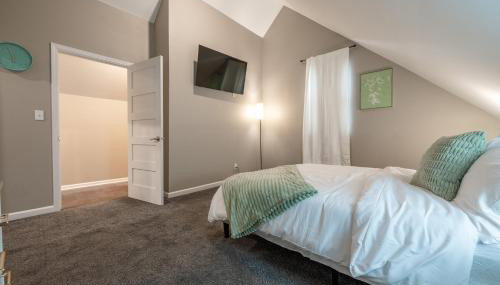 Near Downtown-2 En-Suites - Garage - Sleeps 9 - Foto 4