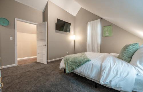 Near Downtown-2 En-Suites - Garage - Sleeps 9 - Foto 4