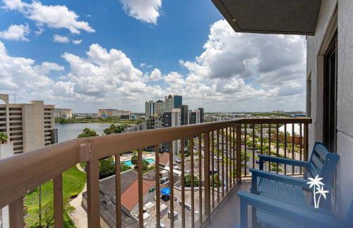 Lake View Top Floor 2 Bed 2 Bath Condo with Balcony - Foto 2