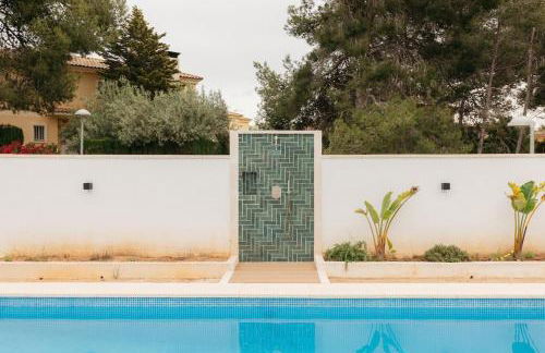 Spacious villa with private pool & garden for 4 - Photo 49