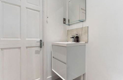 Modern 4 Bed house Ideal for Groups, Contractors near City Airport & O2 Arena, free parking & Wifi included - Foto 33