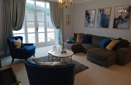 The West Wing at Eriviat Hall Hot Tub - Photo 6