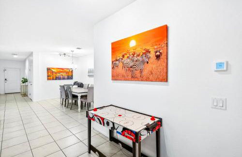 Tropical Desert Oasis Phoenix 5BR 3Bath with Outdoor Tiki Bar & BBQ - Photo 9