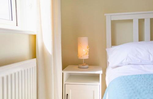 Central 2 Bed House w/ Garden and Free Parking! - Photo 14