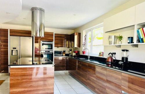 4-Bed Seaside Dream House - Sleeps 8 & Parking - Foto 8