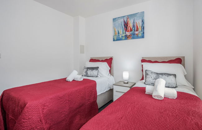 Beautiful 3-bed Apartment in Romford - Photo 3