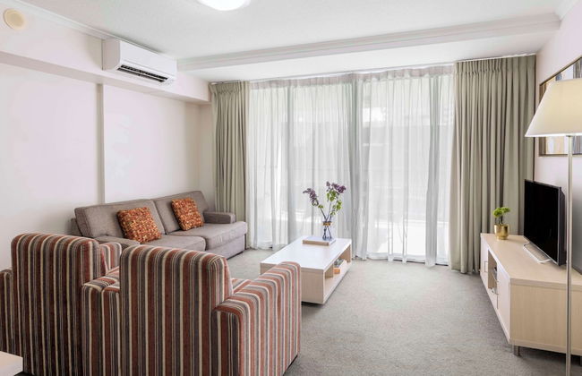 Oaks Brisbane River City Suites - Photo 18