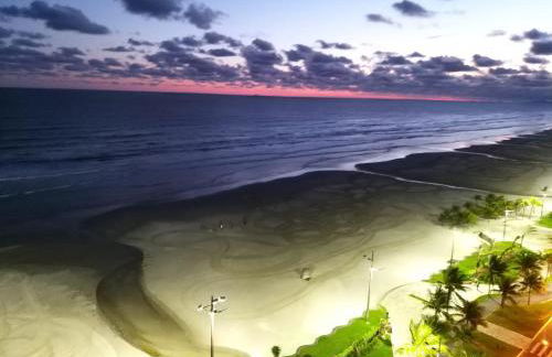 Prédio com piscina na cobertura frente ao mar,apartamento para até 6 pessoas e 3 crianças até 8 anos, churrasqueira na sacada, Wi-Fi grátis, rede de proteção, NÃO oferecemos roupas de cama e banho, 1 vaga de garagem, na Praia Grande-Vila Mirim - Foto 27