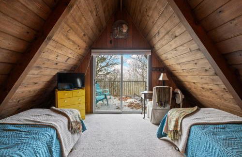 A-Frame with VIEWS - Walk to Downtown and Park - Pets OK - Foto 10