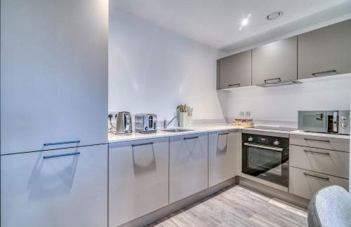 2-BR Near Salford Royal - City & Town Centre View - 1 Minute to Train & Tram Station - Sleeps 6 - Foto 52