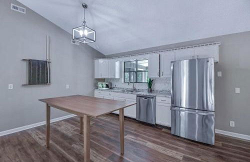 Large Hillside Retreat with Pool and Hot Tub - Foto 39