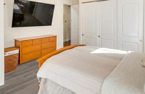 3BR Mountain Retreat with 2 Executive Suites & Scenic Views Sleeps 6 - Photo 17