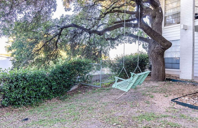 Soco 2BR Corner Suite w Pool King bed Fast Wifi - Photo 23