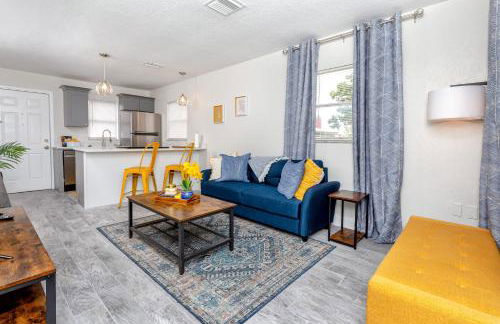 Walk to Downtown - 7min to beach - King bed & Free parking - Foto 8