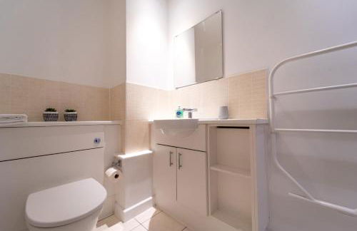 Spacious Apartment in Woking Town Centre - Photo 4