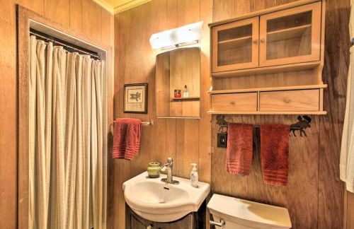 Year-Round Waterfront Getaway Lake Access and Dock! - Foto 17