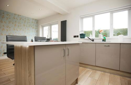 Is Y Coed Place By N And N Stays Ltd, Spacious 5 bed house in Wenvoe Cardiff, With Free Private Parking, Garden and WIFI - Photo 51