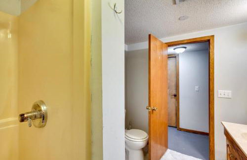 2 Mi to Cedar Lake Quiet Home with Fire Pit and Deck - Foto 16