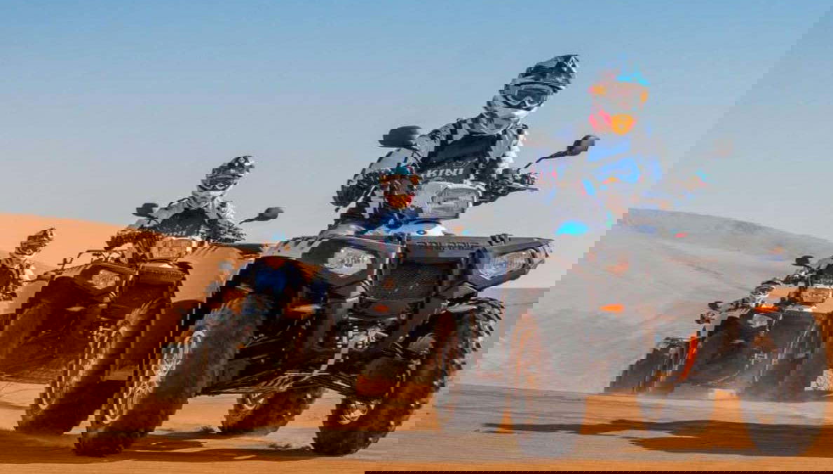 Conduciendo unos quads por el desierto del Sahara