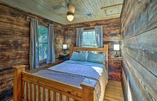 Cozy Cabin with Backyard Oasis 11 Mi to Marina - Foto 11