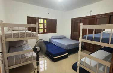 Casa Amarela, 3 Quartos , 15 camas, Acesso rápido às praias - Foto 16