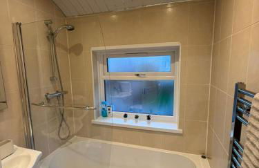 Modern 5 Bedroom Home in Solihull - Entire House - Garden - Contractors - Relocators - Family - NEC - BHX -Sleeps 9 - Foto 23