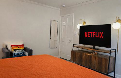 Lakefront Home with Deck Views and Screened Porch - King beds - Game Room - for HPU, Furniture Market - Foto 9