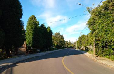 Chalé alpino em canela rs todo mobiliado com cozinha lareira split Wi-Fi 2 quartos perto do centro - Foto 40